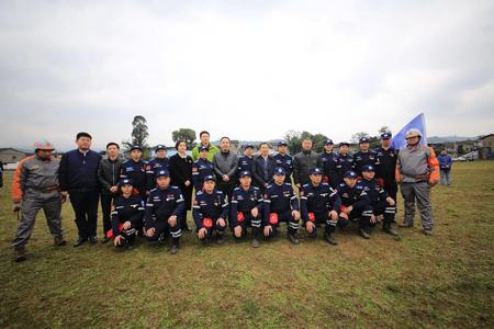 领导与志愿者合影3.jpg