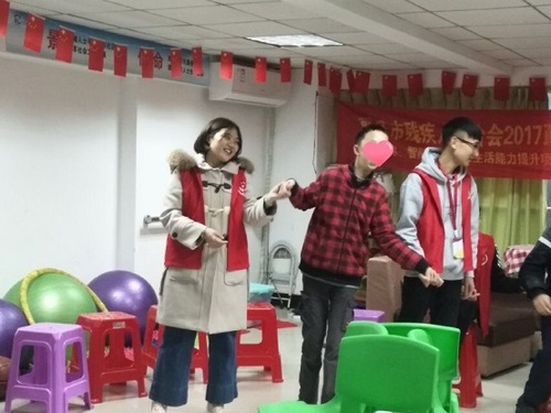 志愿者和孩子一起表演节目.jpg